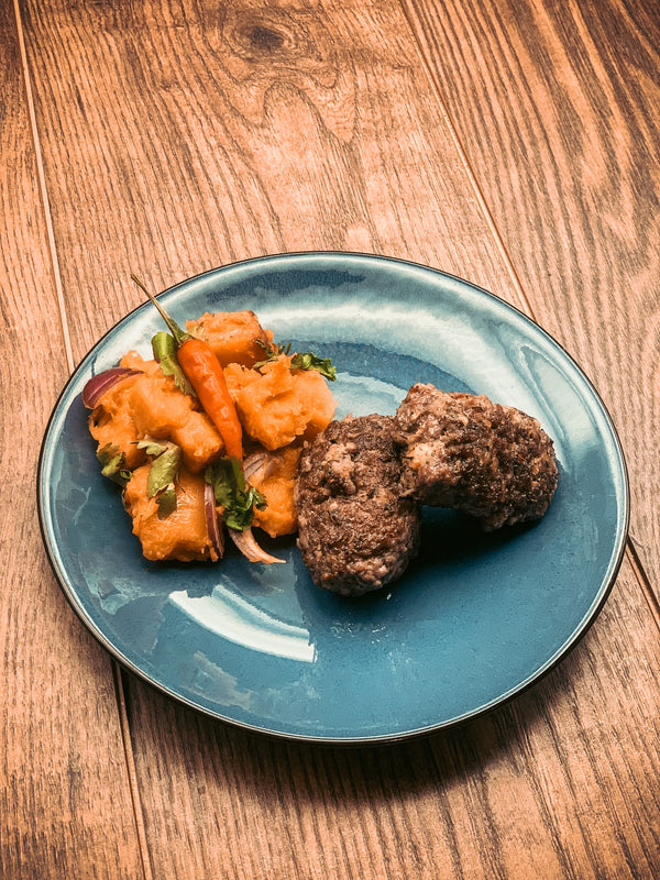 Cevapcici mit asiatischem Kürbissalat